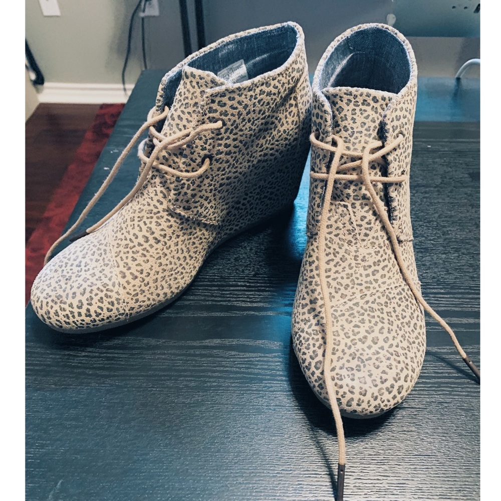 Tom’s wedge booties